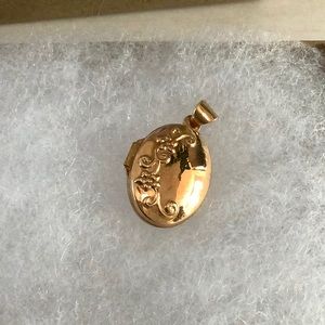 14 kt Never used gold locket floral detail on front. 🌸